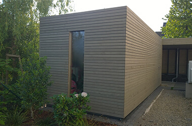 Carport mit Gartenhaus in modernem Design