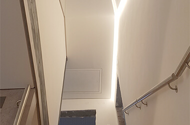 Lackspanndecke Treppenaufgang mit seitlicher LED-Beleuchtung