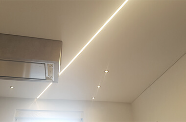 Lackspanndecke weiß matt mit integriertem LED-Band – Beleuchtung eingeschaltet