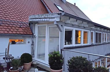 Holzschiebetür und Fenster weiß