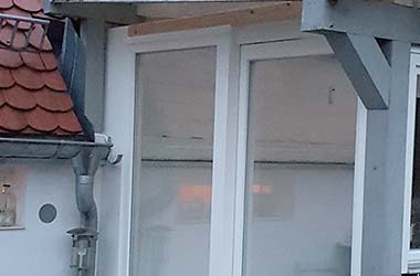 Holzschiebetür und Fenster weiß